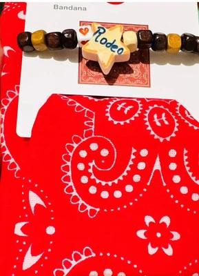 Bandanas para todos, y pulseras, rojas. Foto 1 de 2