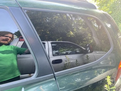 Cuarto de vidrio izquierdo usado se adapta a: 2004 Gmc Envoy 113`` WB L. con opción de tinte de privacidad AJ1 Foto 1 de 4