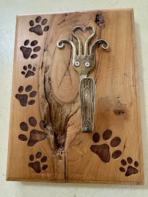 Soporte para correa de pata de perro hecho a mano. Gancho de horquilla de madera maciza recuperada, plateado. Foto 1 de 4