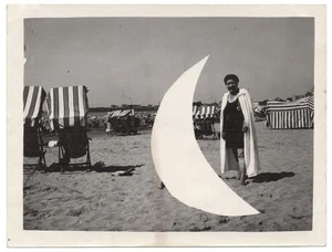Foto-montaje original años 30 señora en la playa, con media luna - Imagen 1 de 2