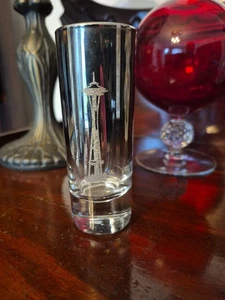 Vintage Seattle Space Needle Etched Tall Shot Glass - Bild 1 von 2