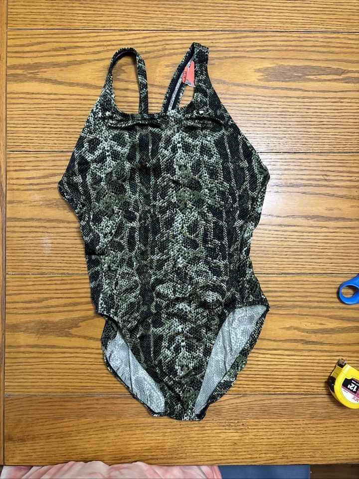 Traje de baño para mujer Nike con estampado verde y negro Foto 1 de 2