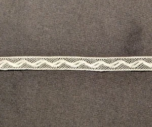 Dentelle ancienne, petit entre deux blanc, 8,5 m x 1 cm, Grande Longueur  - Photo 1/3