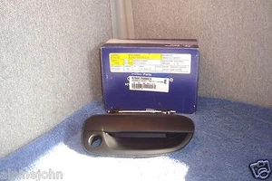 Door Handle Accent Inside RH Front Door OE Hyundai 8266025000C Fits 2000-2005 D5 - Picture 1 of 4