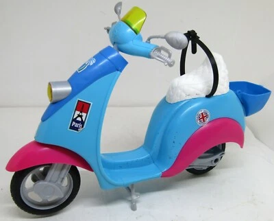 Barbie Scooter Ciclomotor Vespa - Mattel 2011 - Azul/Rosa - Cinturón de seguridad y pata de cabra 12" Foto 1 de 4