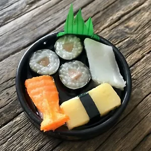 Sushi e Sashimi--Portachiavi o spilla giapponese in miniatura simulata per alimenti - Foto 1 di 5