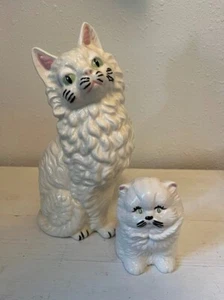 Lotto Vintage 2 Figurine Ceramica Bianca 11" Gatto e 5" Gattino, Occhi Verdi, Animali - Foto 1 di 7