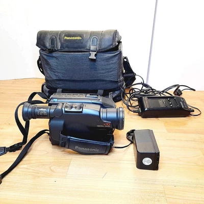 PANASONIC PALMCORDER PV-23D-K CAMCORDER VHS-C COMPACT AUTO MANUAL FOCUS 10X ZOOM - Image 1 of 4