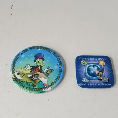 Lote de 2 pines reciclados Jiminy Cricket Cast exclusivo 1998 y 2007 Earth Day Button Foto 1 de 4