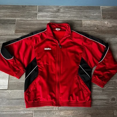 Chaqueta de fútbol Xara roja para hombre cremallera completa ribete blanco y negro talla mediana Foto 1 de 4