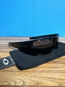 Oakley Fuel Cell Sunglasses Matte Black/Polished Black Frame Gray Lense VGC!! - Picture 1 of 8
