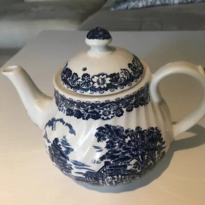Vintage "Barratts" Staffordshire Ware, England, Blue -Elizabethan Pattern Teapot - Picture 1 of 8
