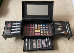 Models Prefer - Timeless Beauty. Vanity Case/Makeup Gift Set. 64 Items. - Picture 1 of 9