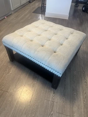 ¡Otomana de madera negra de alta gama con cojín de botón gris! Foto 1 de 4