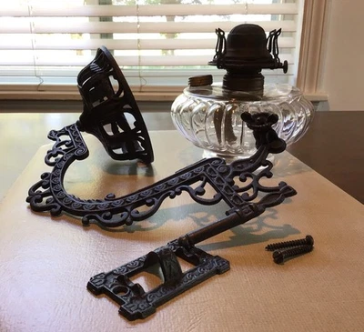 Antiguo soporte de pared de hierro fundido ornamentado con lámpara de aceite de vidrio ornamentado y soporte Foto 1 de 4