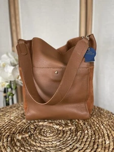Accessorize borsa hobo a secchiello in pelle scamosciata marrone chiaro sopra la borsa a tracolla nuova - Foto 1 di 17