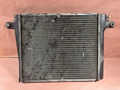 Radiador refrigerante motor BMW E28 528e 2,7 L M20 automático fabricante de equipos originales 181 k millas Foto 1 de 4