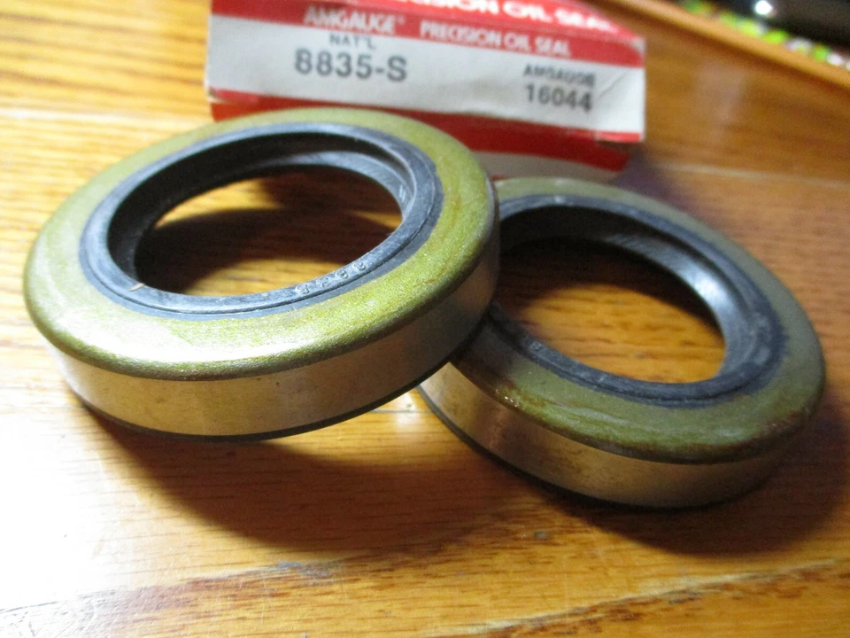 1965 1966 65 66 + CHEVROLET w/ 327 & 409 engine + Rear Wheel Seals + NOS Foto 1 de 1