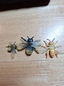 Plastic Toy Bees - Picture 1 of 4