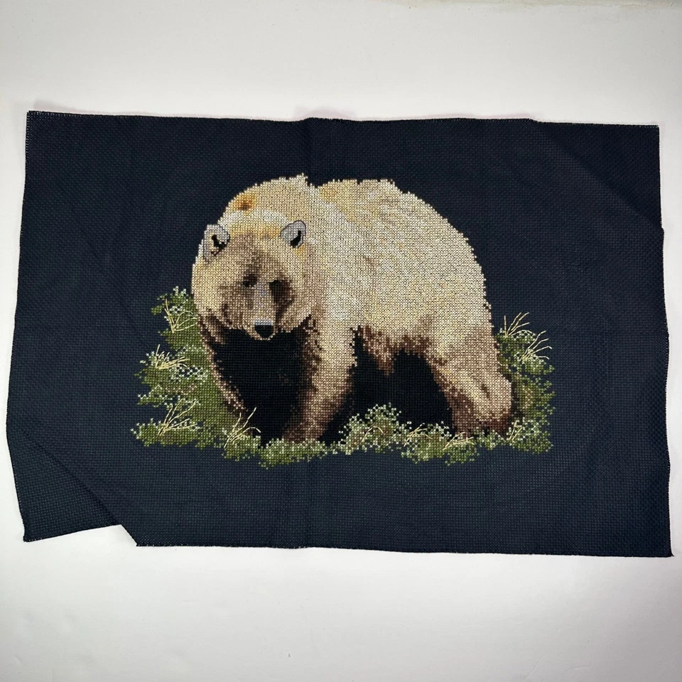 Arte Needlepoint urso marrom sobre tela preta projeto acabado sem moldura - Imagem 1 de 4