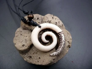 Collier Maori Koru de Nouvelle-Zélande, pendentif spirale en poudre d'os de yak - Imagen 1 de 5
