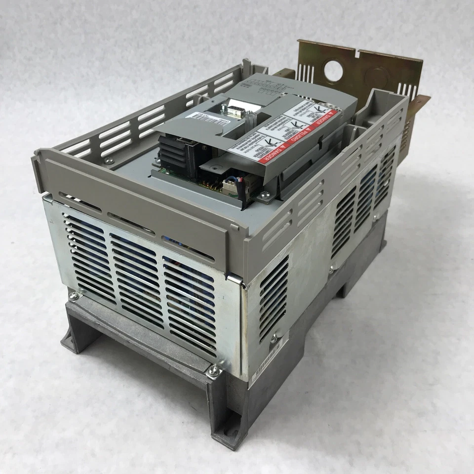 Telemecanique Square D ATV58HU72N4XZ componente controlador de unidade CA 460V 3PH - Imagem 1 de 4