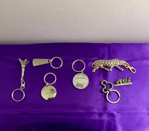Menge 6 Metall Schlüsselanhänger; Nine West, Disney, Mets, Leopard, Eiffelturm.  - Bild 1 von 9