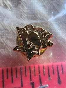 PITTSBURGH PENGUINS Gold Colored LOGO PIN NEW - Picture 1 of 13