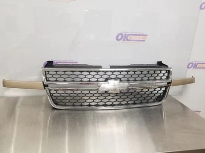 06 2006 CHEVY SILVERADO 2500 LT GRILLE CHROME WITH TAN EXTENSION UNDER HEADLAMPS Foto 1 de 4