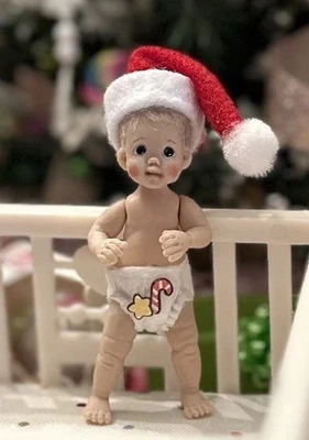 ÚNICA Casa de Muñecas Miniatura Niño Bebé Niño Muñeca Santa Vacaciones 1:12 Karen Tadman   Foto 1 de 4