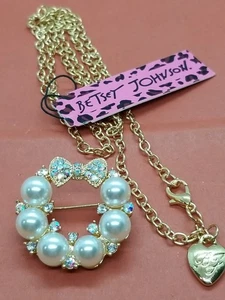 Betsey Johnson Perlen- und mehrfarbiger Kristallkranz mit Schleife Brosche Kette hinzufügen... - Bild 1 von 6