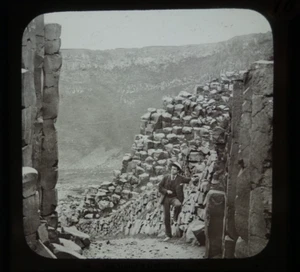 Antique magic lantern slide c1900 IRELAND MAN AT GIANTS CAUSEWAY GATE photograph - Picture 1 of 3