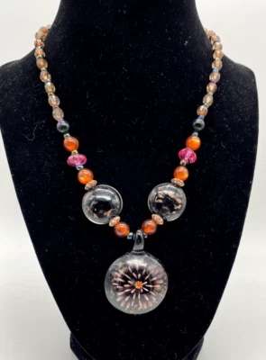 Collar con Cuentas Colgante Flor de Cristal Estilo Murano Tonos Naranja Color Cobre Foto 1 de 4