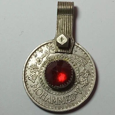 Un colgante antiguo único hecho de una antigua moneda de plata marroquí y piedra ROJA Foto 1 de 4
