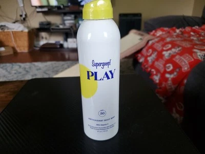 NOVO E LACRADO - Supergoop PLAY SPF 50 Névoa Corporal com Infusão de Antioxidantes 6 oz.  25/12 - Imagem 1 de 4