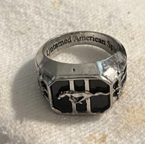 Mustang Ring Gr. 12 Edelstahl Ford Mustang Logo abgeschrägtes Pferd in Silber - Bild 1 von 3