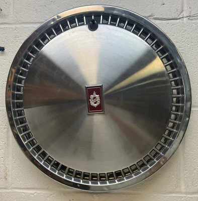 Calotas Oldsmobile Delta (5421) usadas fabricante de equipamento original GM 15" 1980-1990 - Imagem 1 de 4