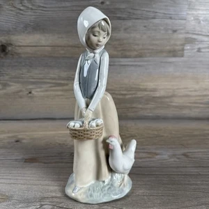 Statuina porcellana Nao by Lladro bambina con pollo che tiene un cesto di pulcini - Foto 1 di 8