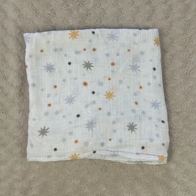 Manta Aden + Anais Starburst Stars Baby Swaddle Azul Blanco Naranja Gris Foto 1 de 4