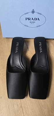 Nuevos zapatos de salón Prada negros satinados con logotipo de mula de tacón bajo 38,5 Foto 1 de 4