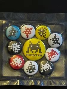 Space Invader Set of 10 badges Protect'em 2011 (no map kit invasion guide) - Picture 1 of 2