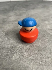 Fisher Price Little People Angry Boy 2015 Mattel rot mit blauem Hut Ersatz - Bild 1 von 3