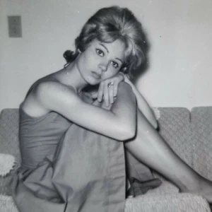 Foto instantánea vintage hermosa mujer rubia mira seductora a la cámara - Imagen 1 de 4