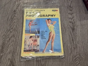 FOTOGRAFÍA DE FIGURA VINTAGE AÑOS 60 POR PETER GOWLAND POSANDO PLANOS ILUMINACIÓN PUESTA EN ESCENA - Imagen 1 de 2