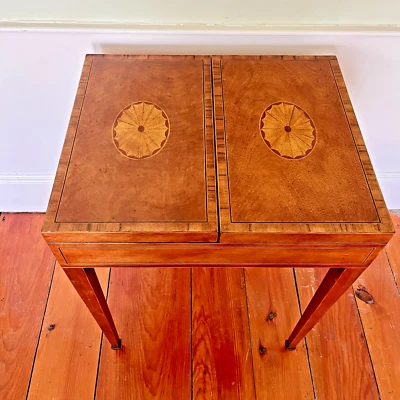 Mesa de juegos de backgammon John-Richard Federal Revival, incrustación Sunburst, tapa plegable Foto 1 de 4