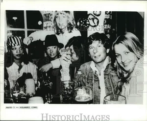 1982 Pressefoto Filmregisseur Roman Polanski mit Schar Frauen in München. - Bild 1 von 2