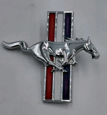 Ford Mustang 1999-2004 lado del pasajero derecho guardabarros emblema insignia logotipo pony fabricante de equipos originales Foto 1 de 4