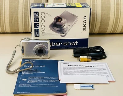 SONY CYBER-SHOT DSC-S700 w/Original Box, Instructions, Memory Card, Cable WORKS - Image 1 of 4