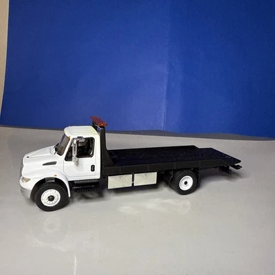 Greenlight 1:64 International Durastar Flatbed Tow Truck - Image 1 of 4