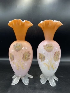 2 JARRONES VICTORIANOS CON ESTUCHE DE ALBARICOQUE VIDRIO PINTADOS A MANO CON PIES APLICADOS - Imagen 1 de 8